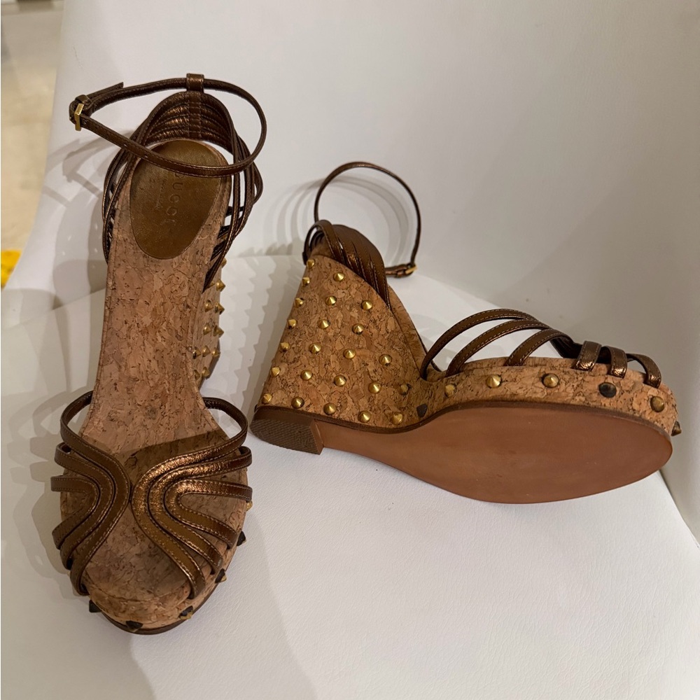 Gucci Brown Wedges with Gold Accents.. perfect condition - Picture 4 of 6